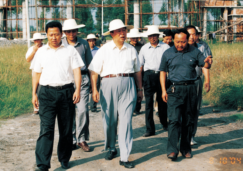 2004年8月10日，省政協主席王生鐵在市委書記劉雪榮的陪同下視察聚丙烯工程建設